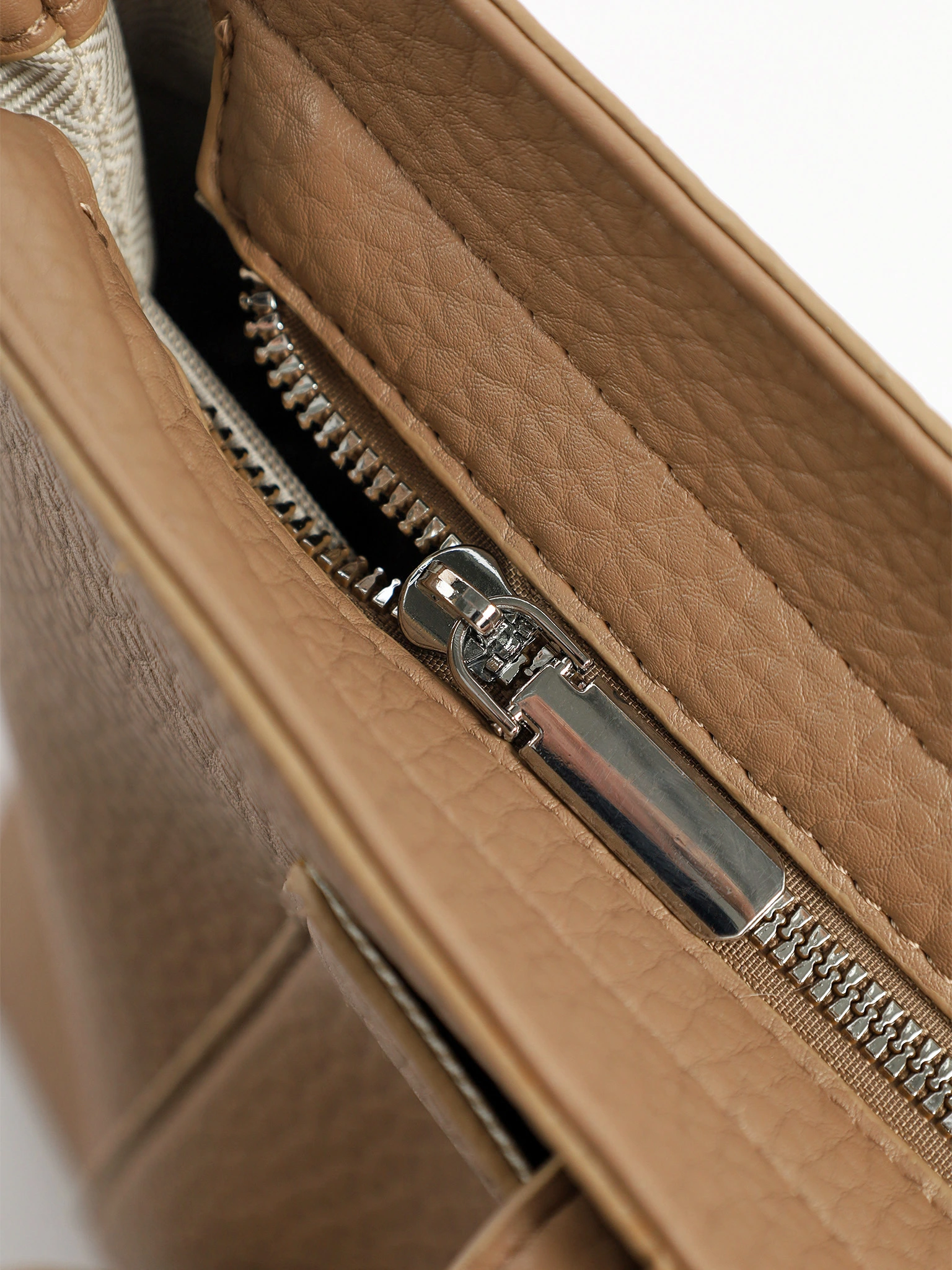 Сумка-тоут с декоративным брелком в ассортименте